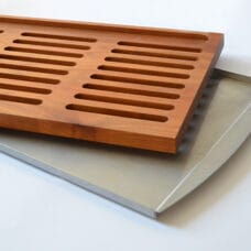Planche à pain en bois de cerisier
avec plateau en acier inoxydable / fente pour couteau 