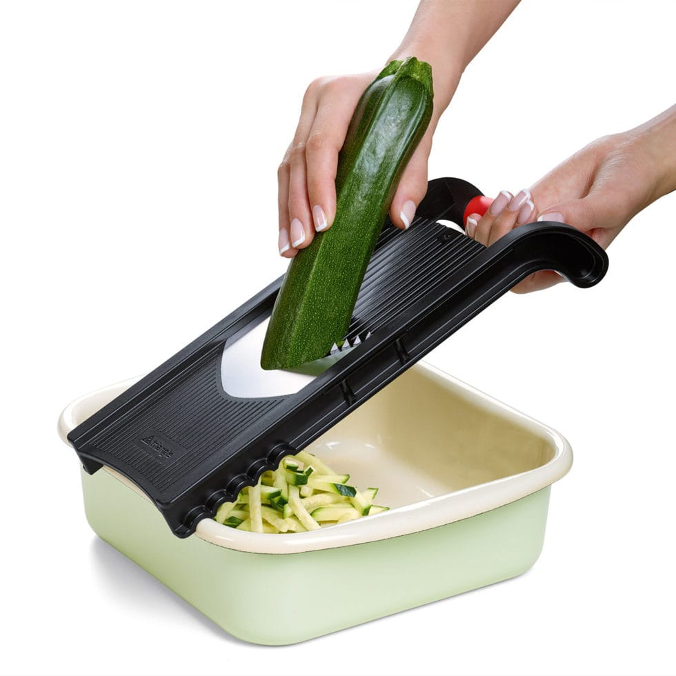 Vegetable slicer with holder for leftovers 