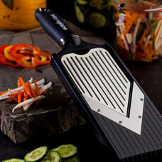 V-vegetable slicer
with julienne insert 