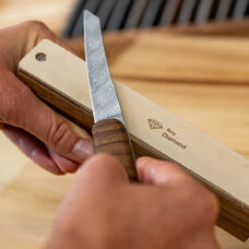 Aiguiseur de couteaux 30 degrés
avec lanière en cuir 