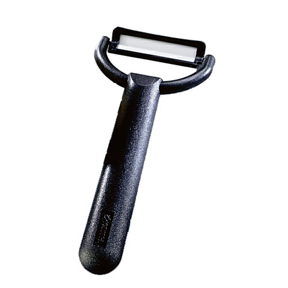 Peeler with ceramic blade 