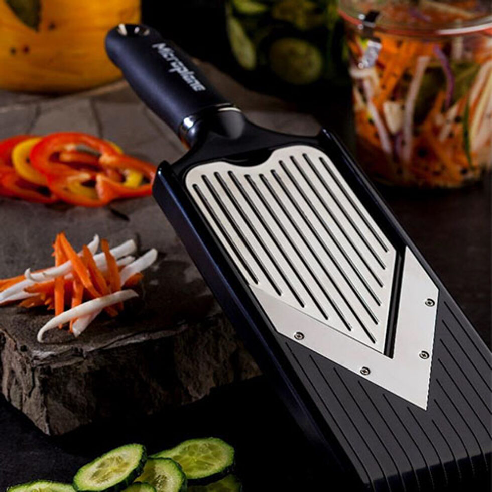 V-vegetable slicer
with julienne insert 