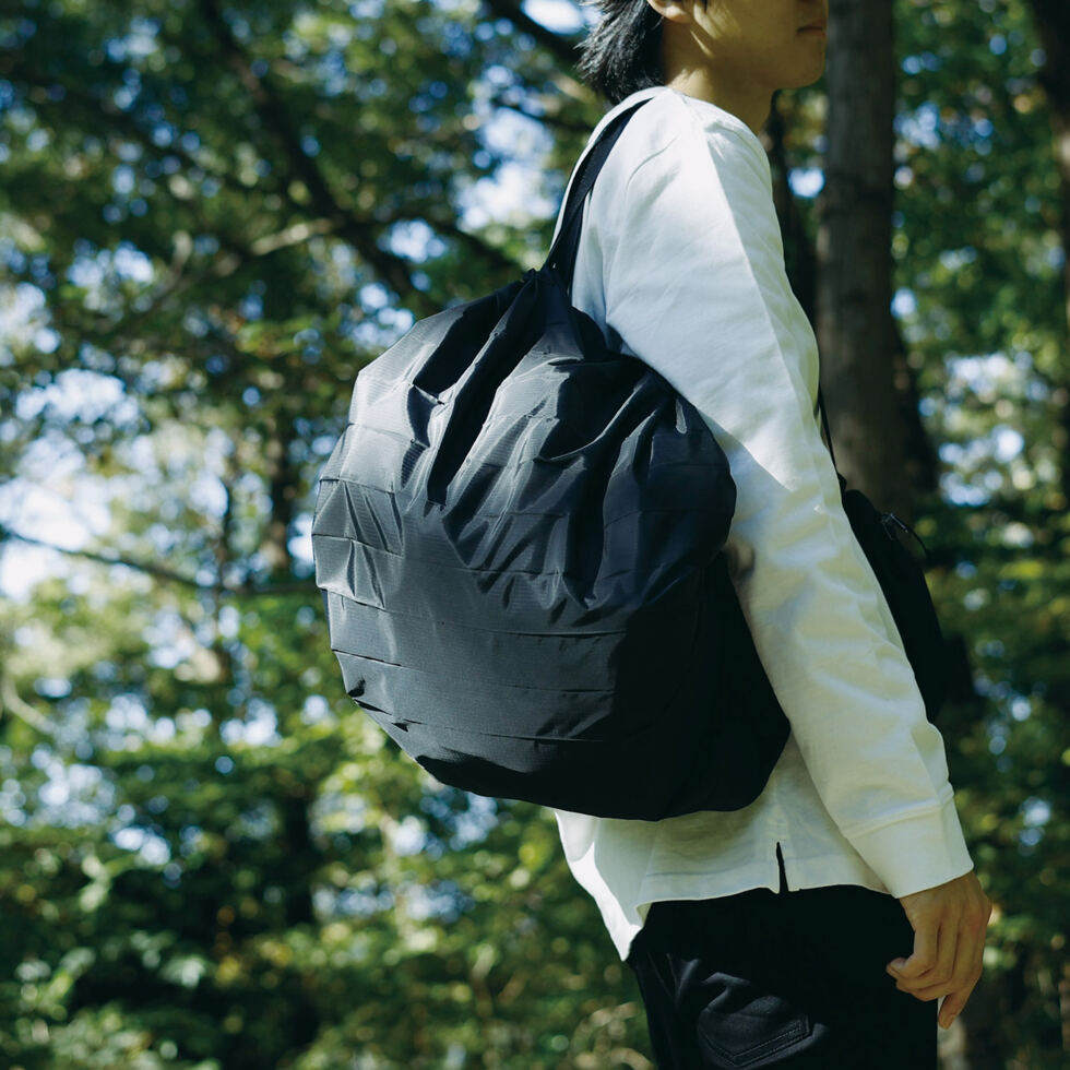 Folding bag with fastener
black 