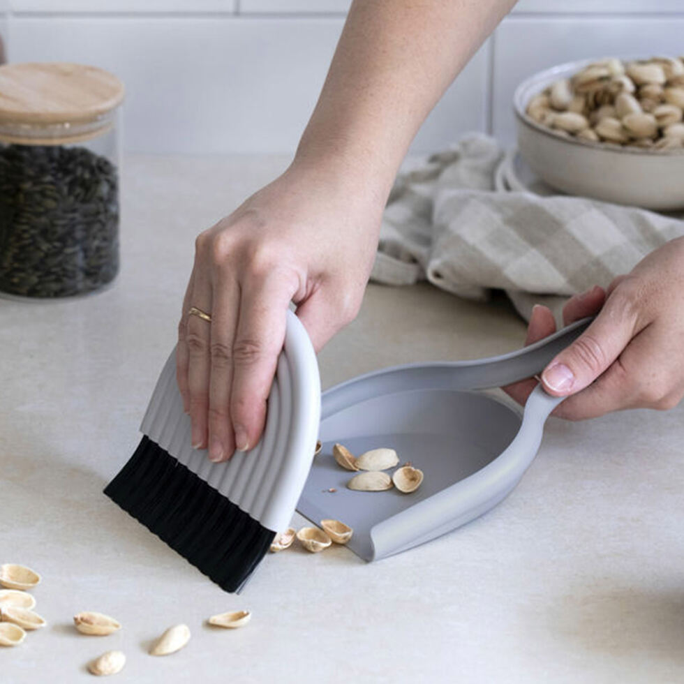 Kehrschaufel mit Besen
grau 