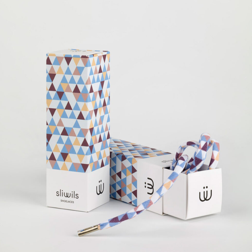 Shoelace triangles b/w
90 cm 