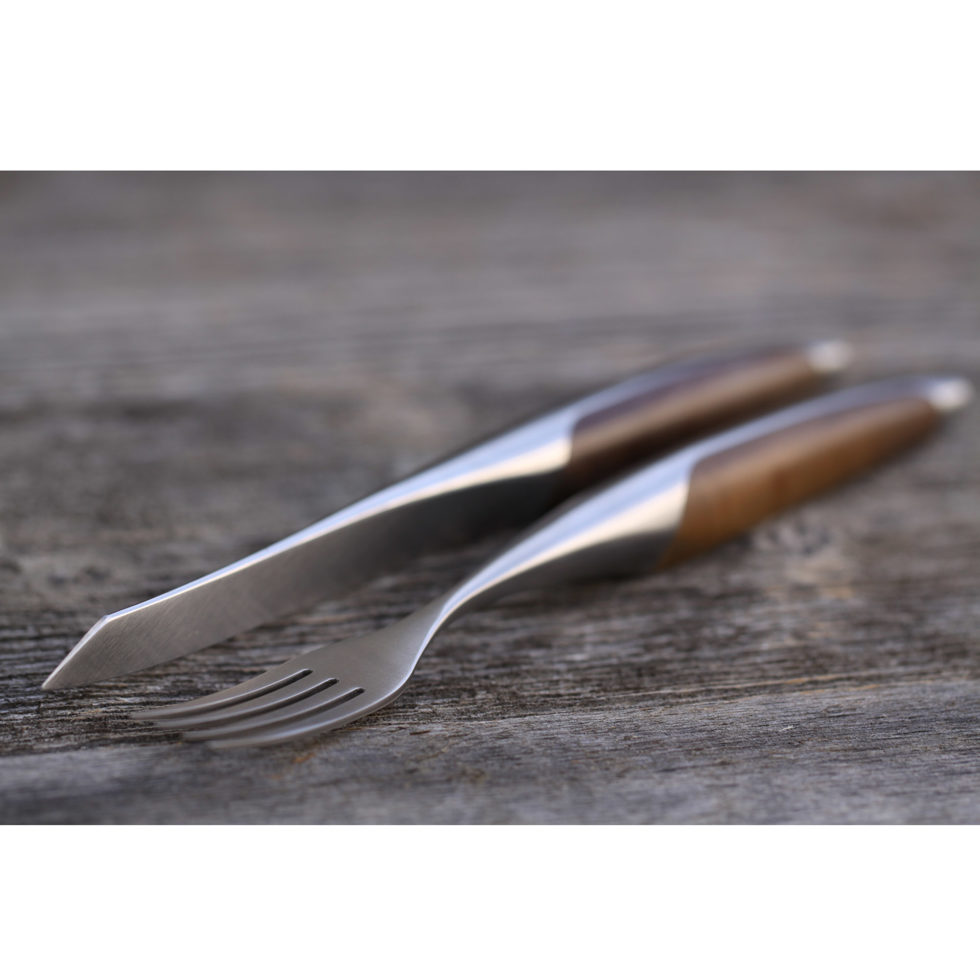 Couverts à steak en noyer 