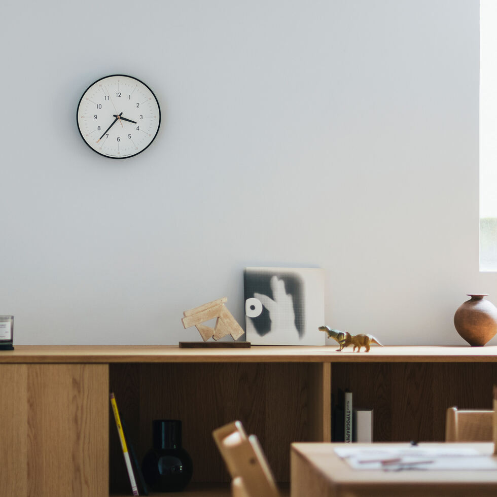 Wanduhr Essent mit Ziffern
weiss 