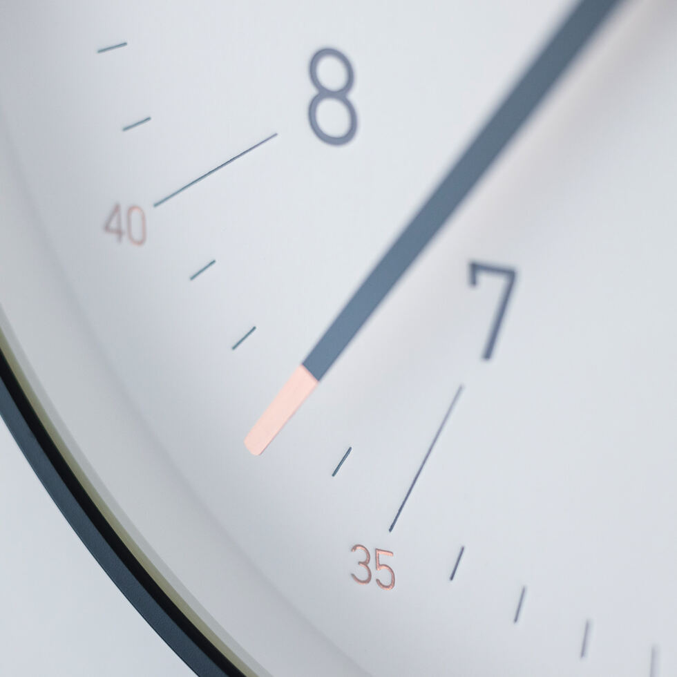 Wanduhr Essent mit Ziffern
weiss 